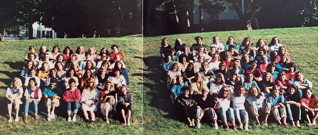 Class Picture 1986 outside on the lawn